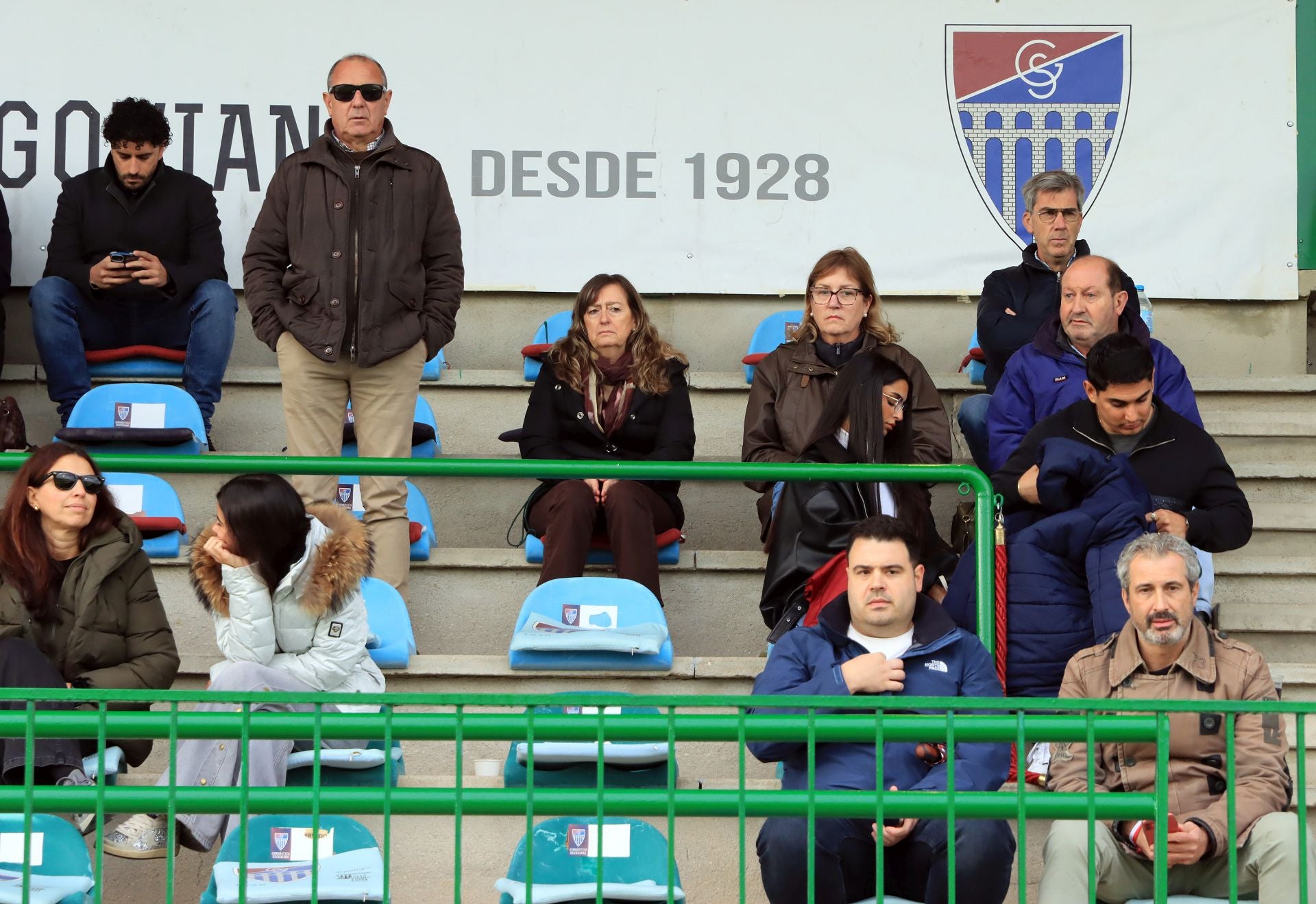 Búscate en las gradas de La Albuera durante el Segoviana vs Langreo