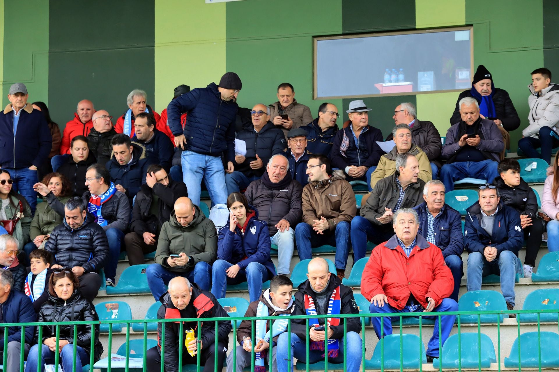 Búscate en las gradas de La Albuera durante el Segoviana vs Langreo