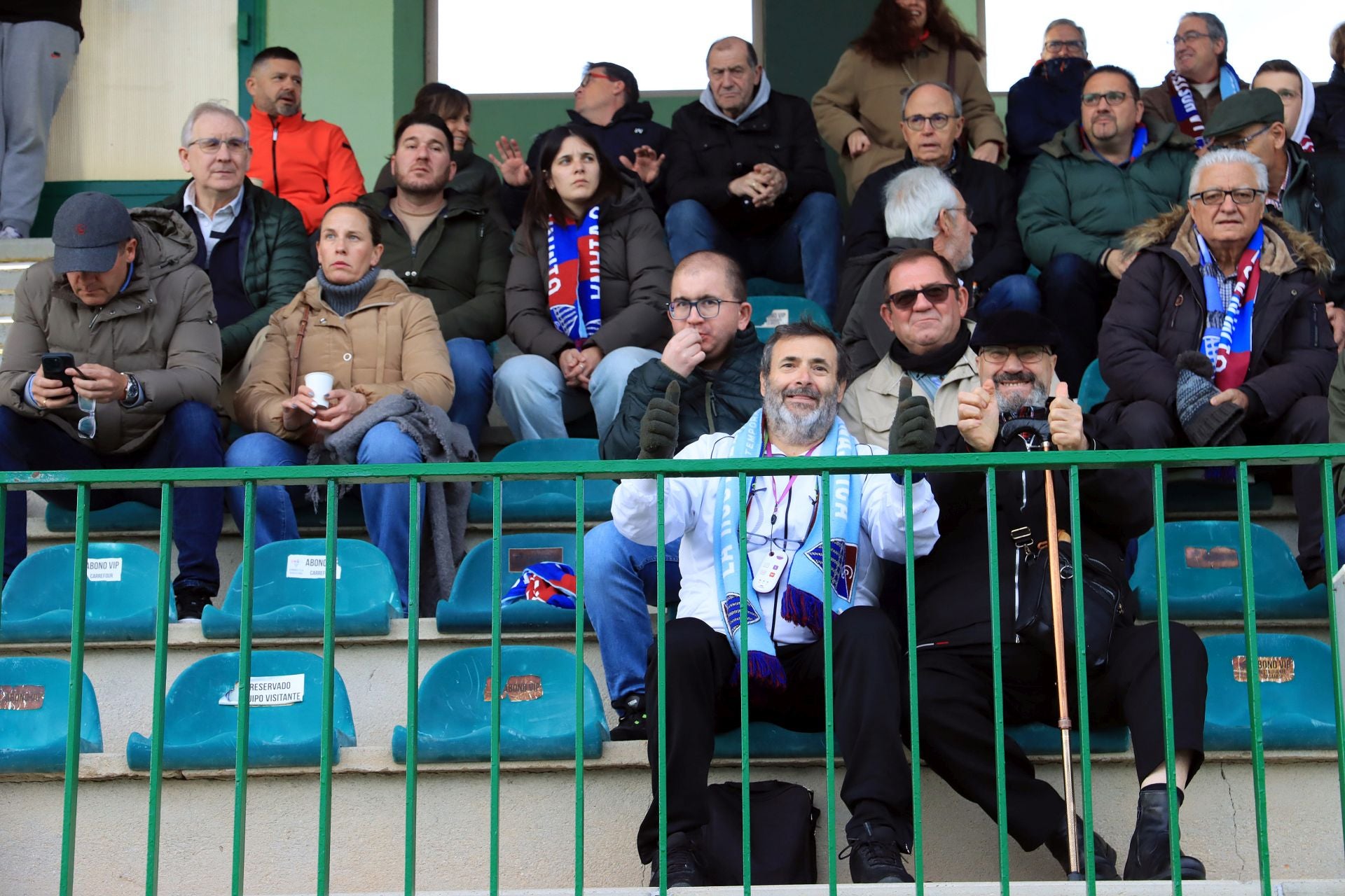 Búscate en las gradas de La Albuera durante el Segoviana vs Langreo