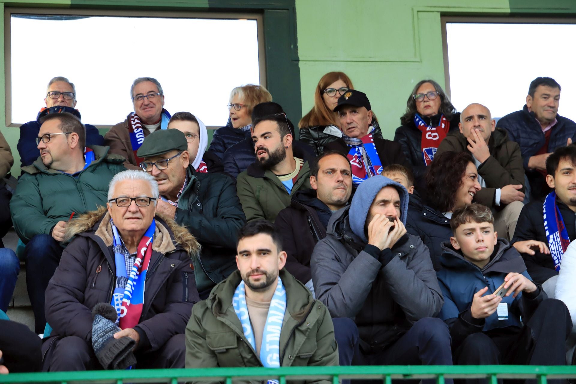 Búscate en las gradas de La Albuera durante el Segoviana vs Langreo