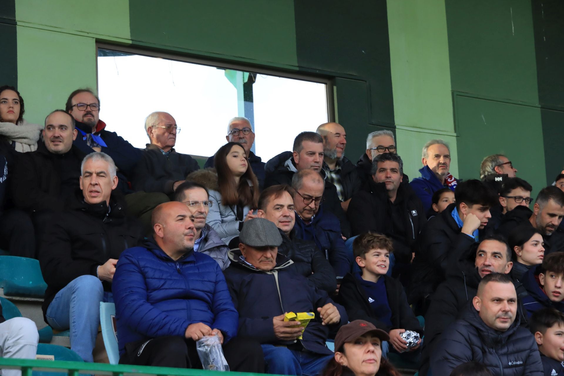 Búscate en las gradas de La Albuera durante el Segoviana vs Langreo