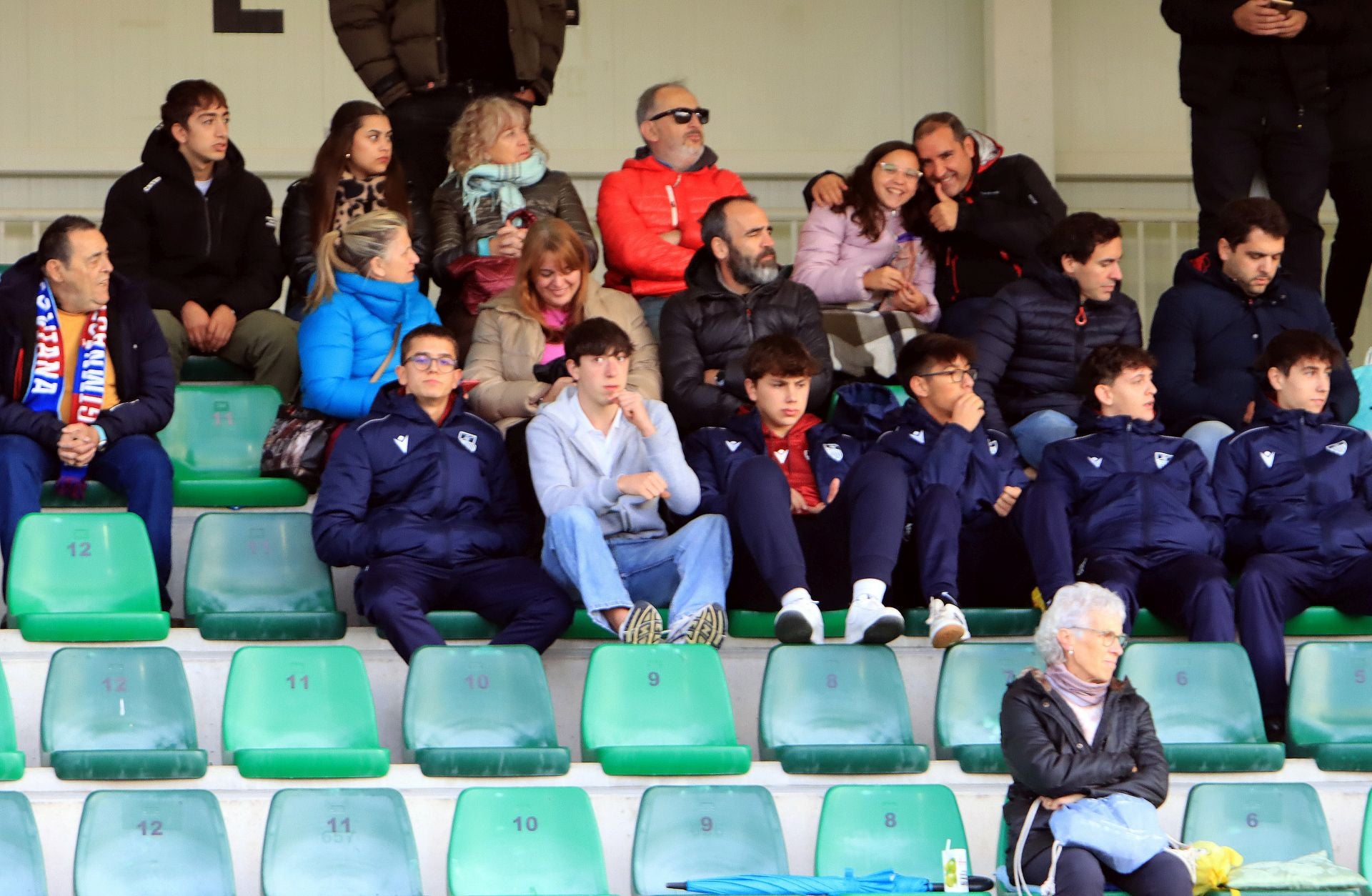 Búscate en las gradas de La Albuera durante el Segoviana vs Langreo
