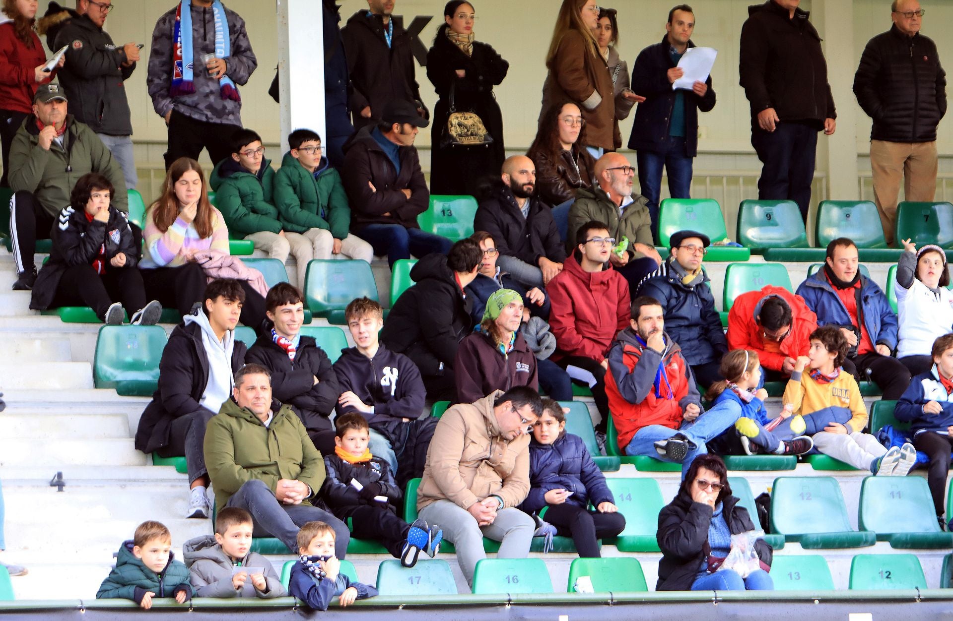 Búscate en las gradas de La Albuera durante el Segoviana vs Langreo