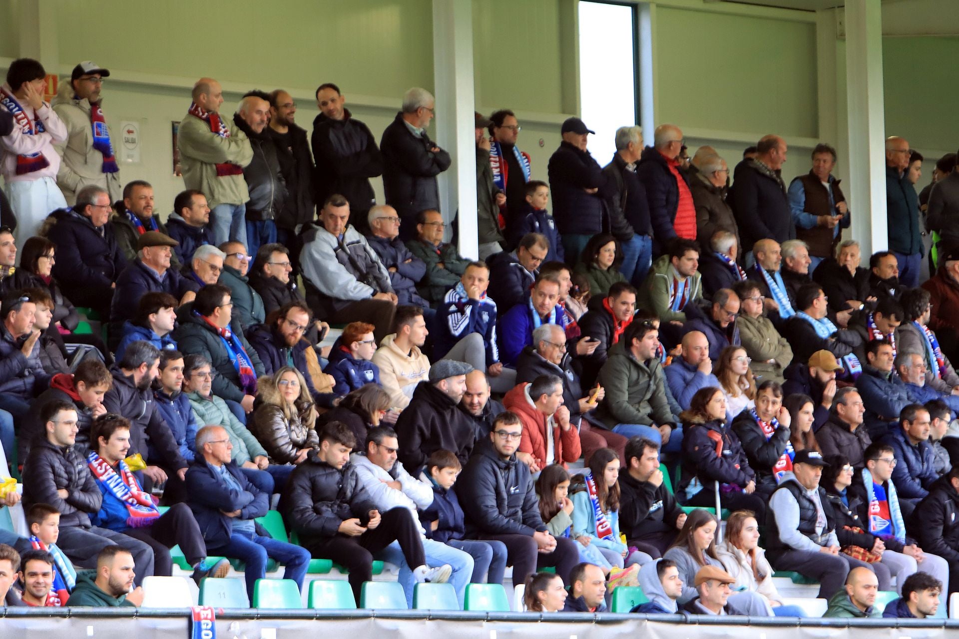 Búscate en las gradas de La Albuera durante el Segoviana vs Langreo