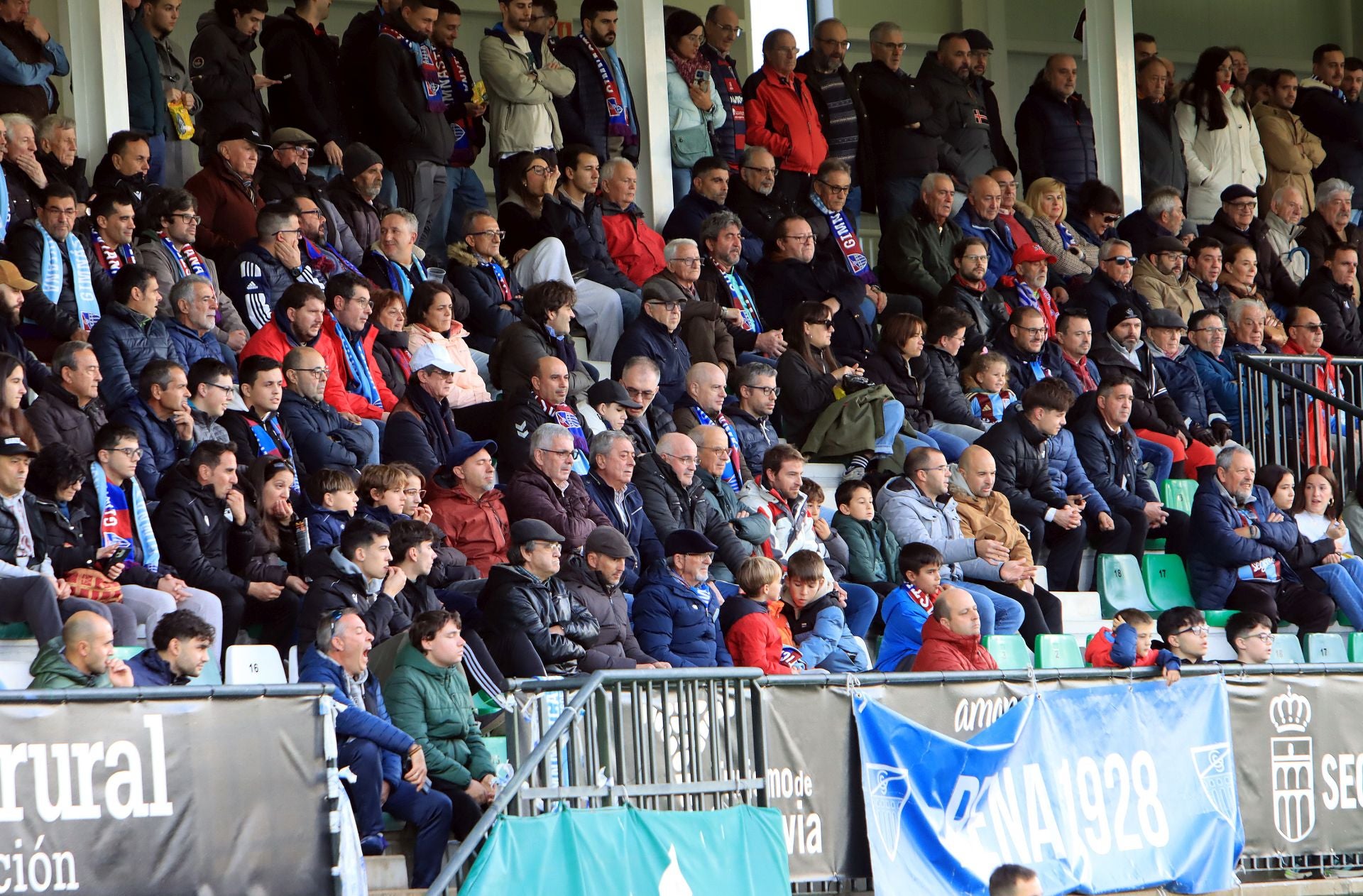 Búscate en las gradas de La Albuera durante el Segoviana vs Langreo
