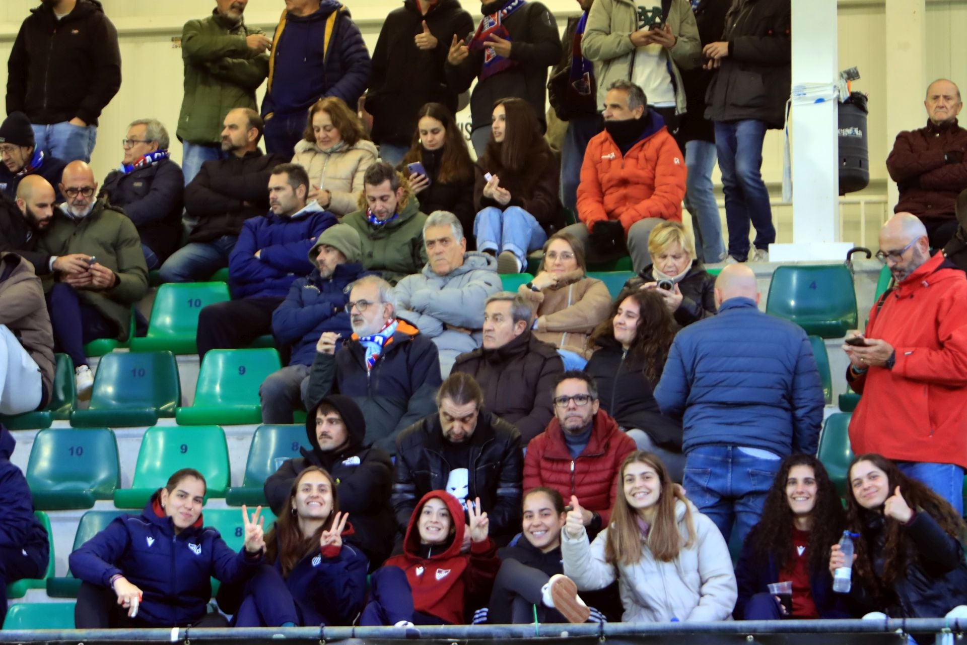 Búscate en las gradas de La Albuera durante el Segoviana vs Langreo