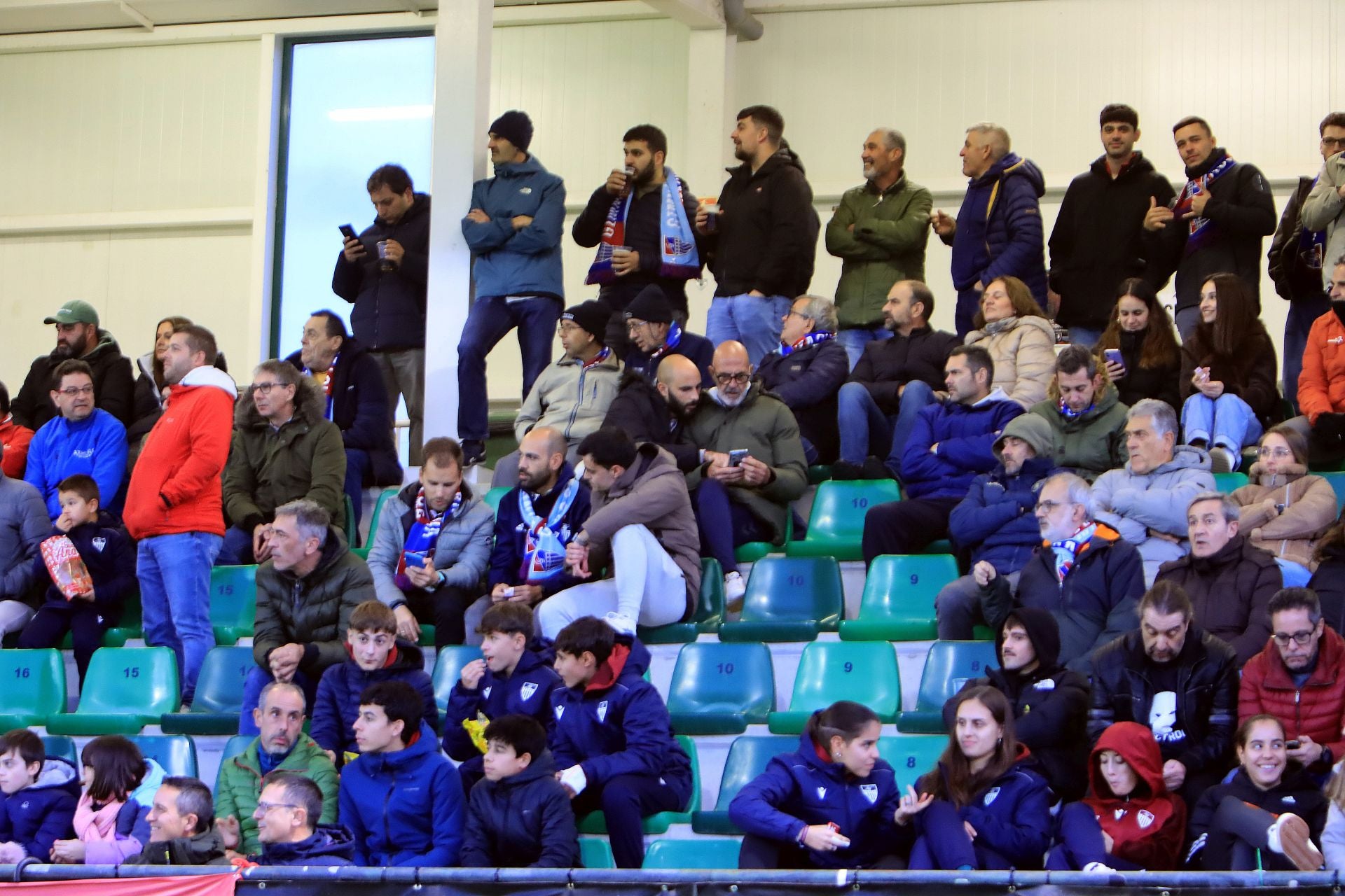 Búscate en las gradas de La Albuera durante el Segoviana vs Langreo