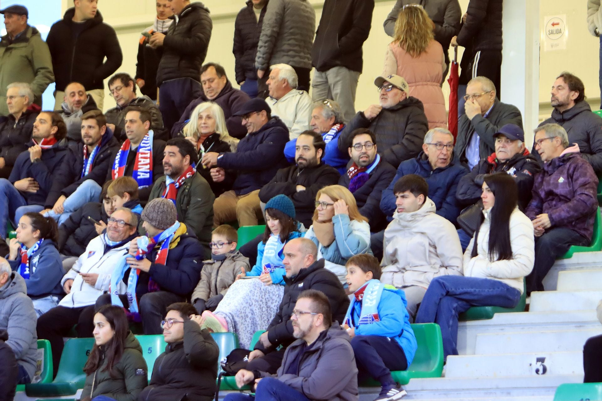 Búscate en las gradas de La Albuera durante el Segoviana vs Langreo