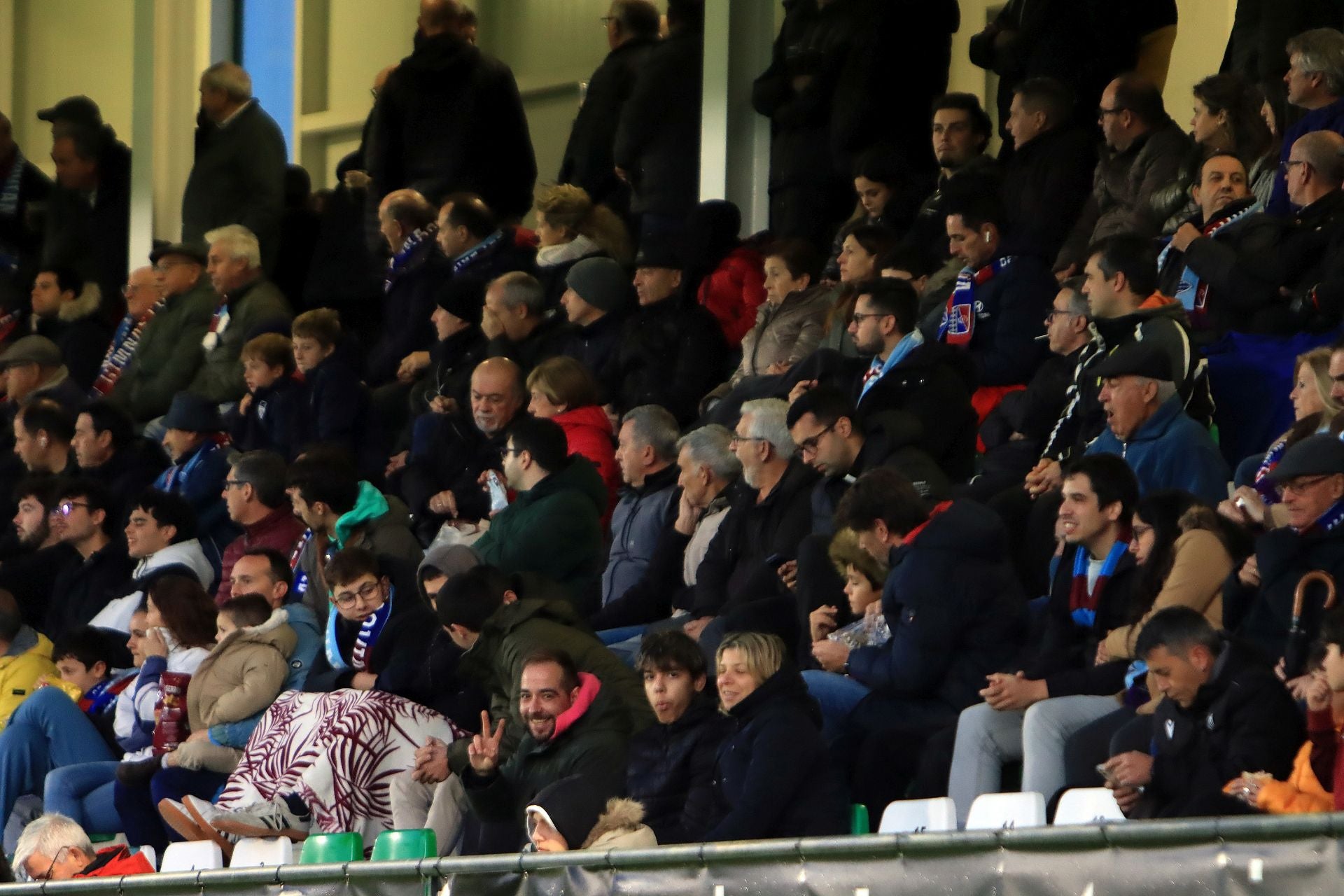 Búscate en las gradas de La Albuera durante el Segoviana vs Langreo