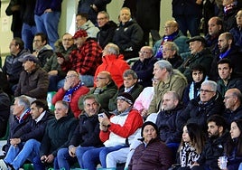 Búscate en las gradas de La Albuera durante el Segoviana vs Langreo