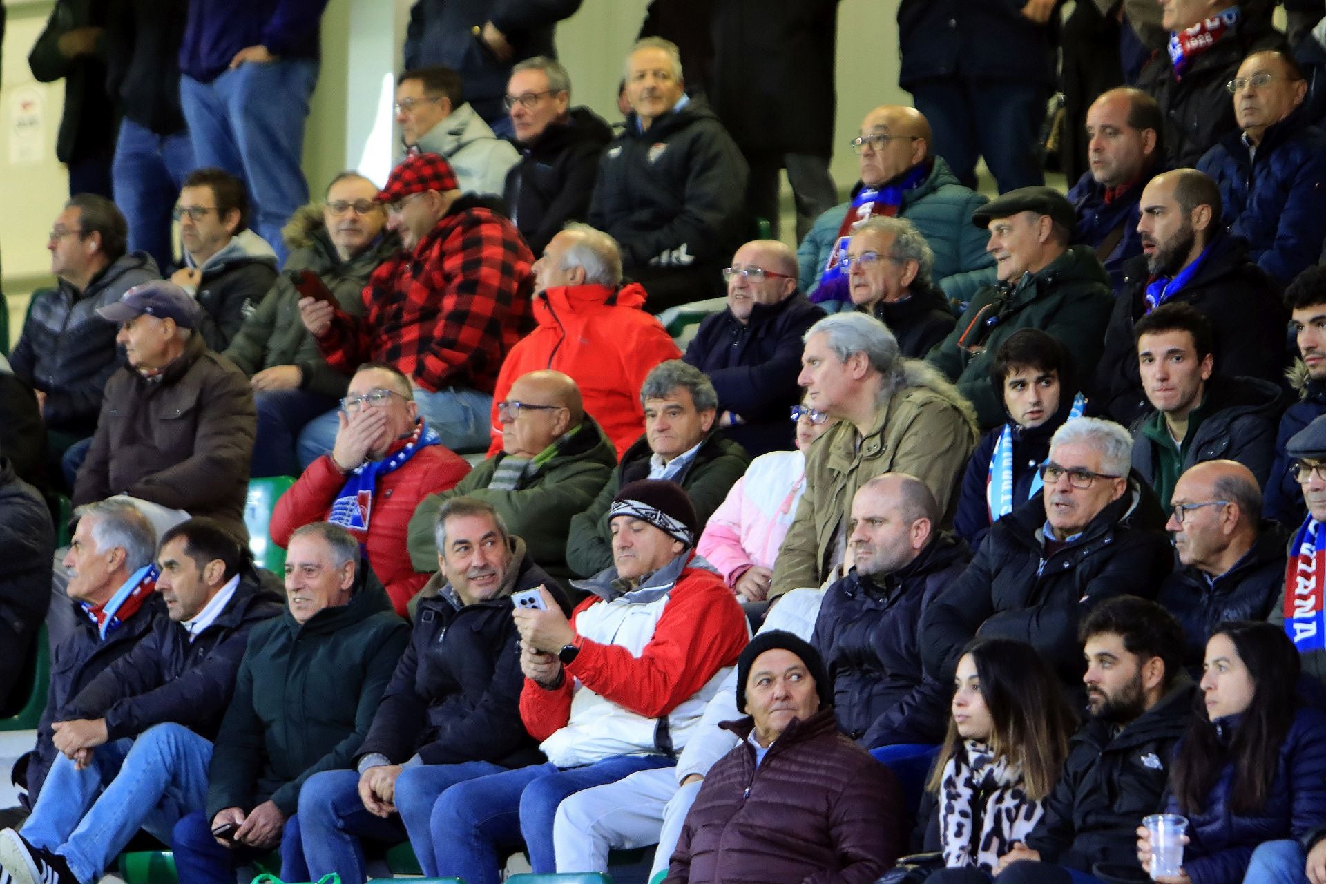 Búscate en las gradas de La Albuera durante el Segoviana vs Langreo