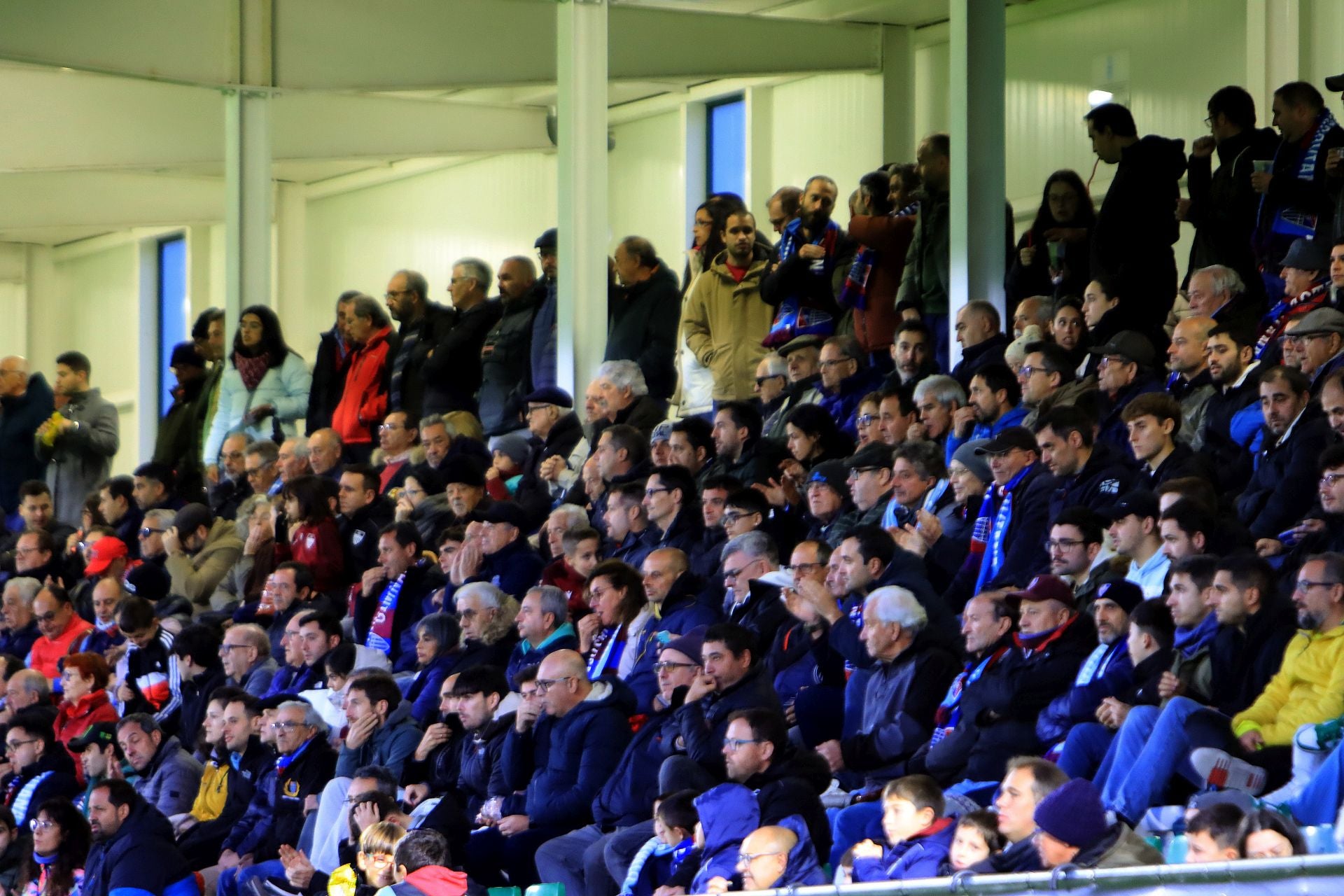 Búscate en las gradas de La Albuera durante el Segoviana vs Langreo