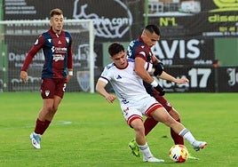 Álex Castro pelea por el balón ante un rival.