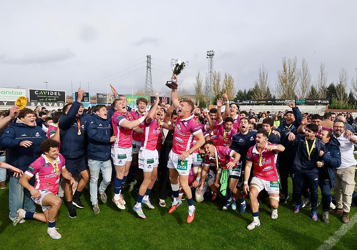 Los jugadores del Quesos celebran el título a pie de césped.
