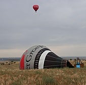 Un globo aerostático, en una parcelas a las afueras de Segovia capital.