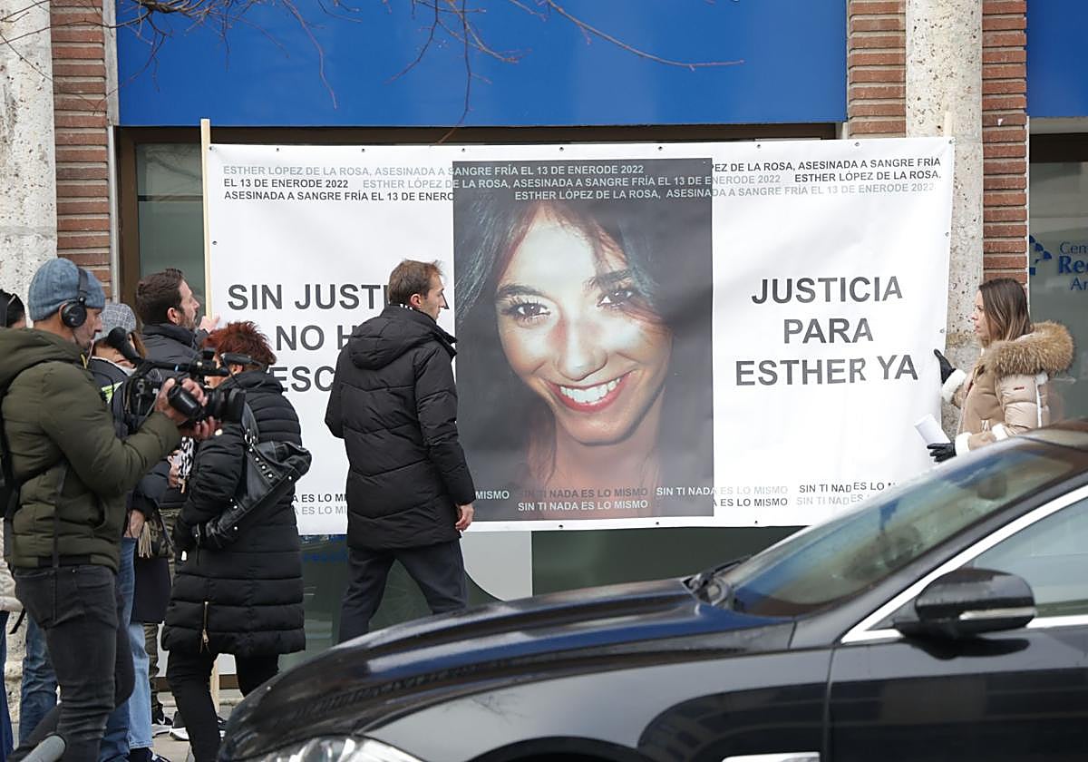 Cartel para solicitar justicia para Esther López el pasado mes de diciembre en las inmediaciones de los juzgados de Valladolid.