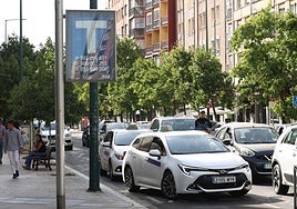 Para de taxis en la calle Puente Colgante.