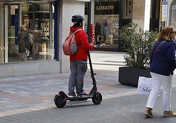 Un patinete por la calle La Cestilla.