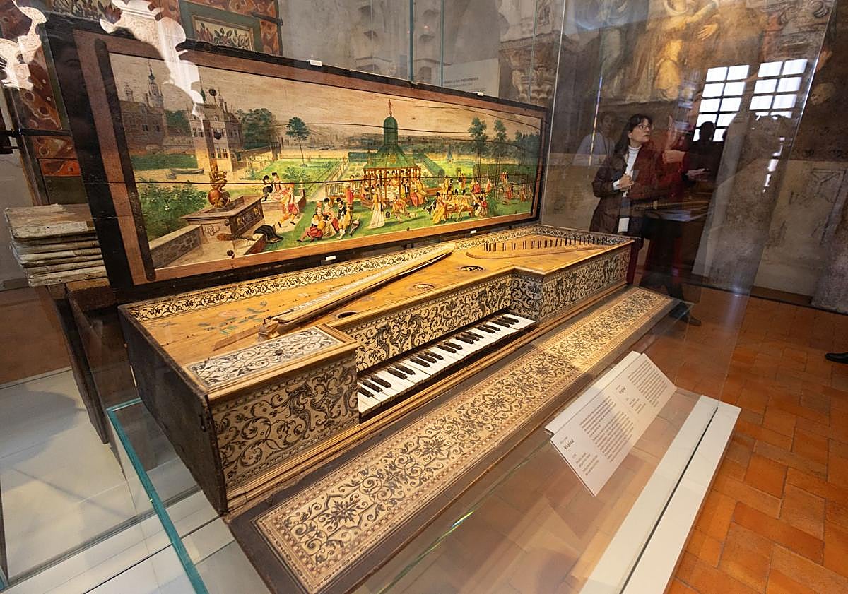 Imagen principal - Arriba, el virginal, abajo, el clavicordio. A la derecha, María José Suárez y Leticia García de Ceca.