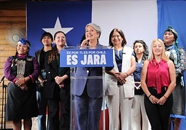 Jeannette Jara se dirige a sus seguidores tras las elecciones.