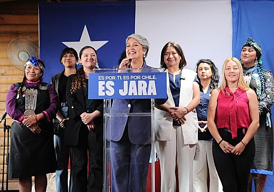 Jeannette Jara se dirige a sus seguidores tras las elecciones.