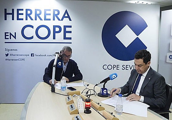El presidente de la Junta de Andalucía, Juanma Moreno, es entrevistado por Carlos Herrera en la sede de COPE Sevilla.