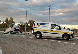 Uno de los turismos accidentados quedó boca abajo