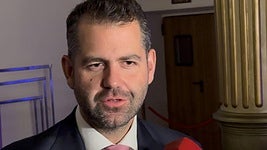 Gabriel Solares atiende a los medios de comunicación ante la gala del club en el Teatro Carrión este lunes.