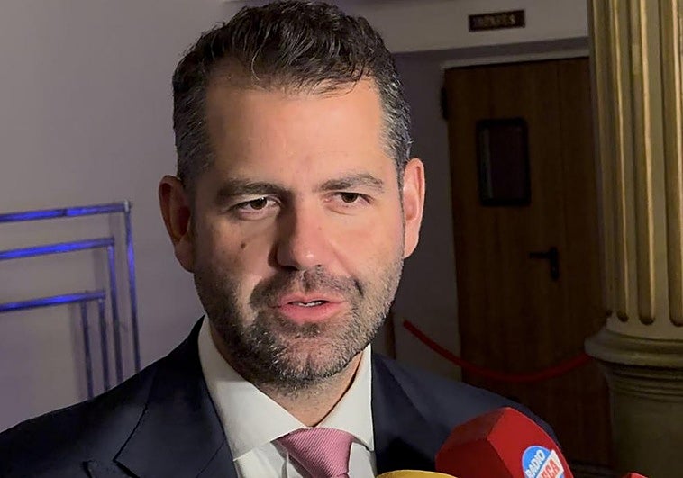 Gabriel Solares atiende a los medios de comunicación ante la gala del club en el Teatro Carrión este lunes.