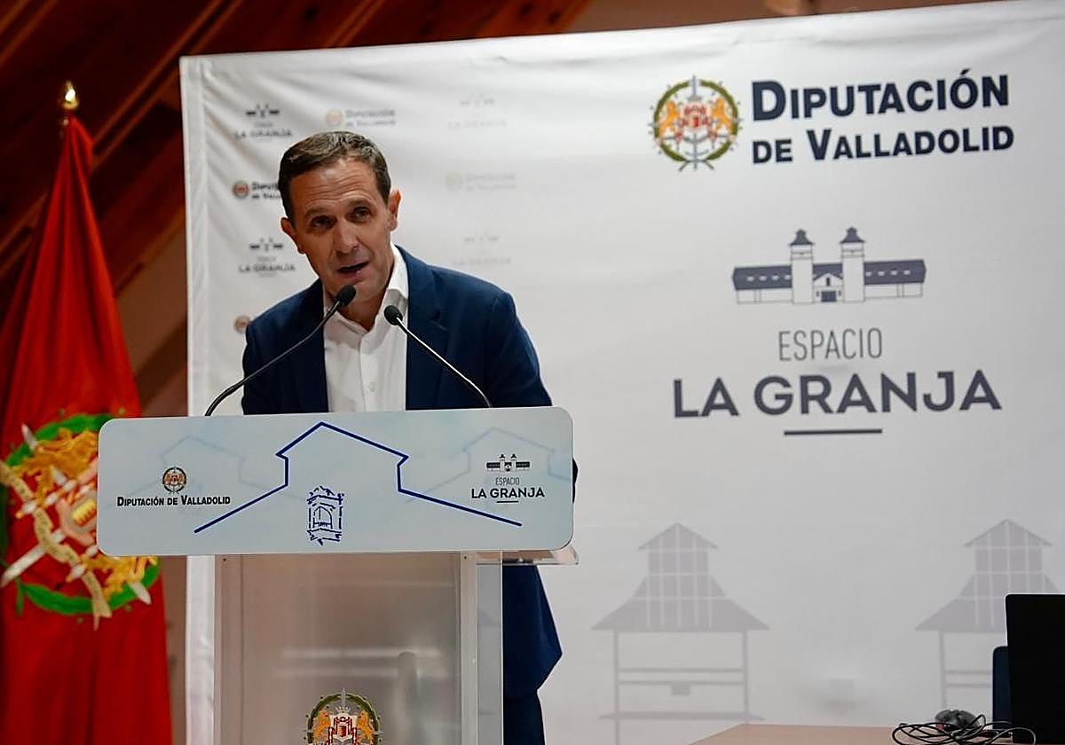 El presidente de la Diputación de Valladolid, Conrado Íscar, este lunes durante un encuentro con familais de personas con discapacidad de la red.