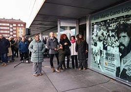 Los familiares de José Mario Cano, con la alcaldesa, junto al mural en su honor en la Puerta 0 de La Balastera.