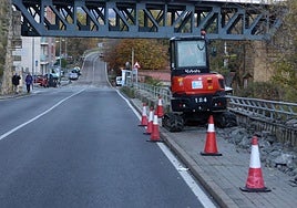 Trabajos previos antes de las obras en la carretera de Villacastín.