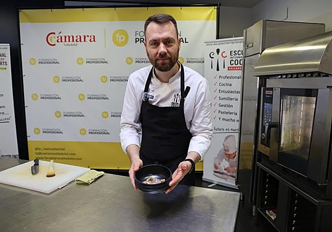 El chef Raúl del Moral con su plato recién terminado en la Escuela Internacional de Cocina