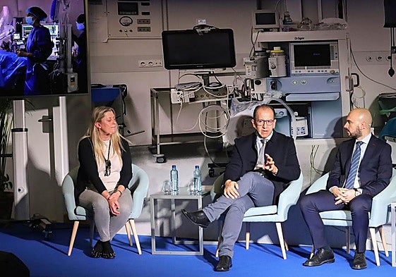 Mesa redonda sobre la cirugía robótica celebrada este lunes en el Hospital Río Carrión.