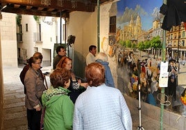 López Saura siempre tiene espectadores mientras pinta.