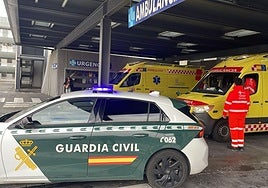 Un vehículo de la Guardia Civil y una ambulancia en las urgencias del Hospital Clínico de Valladolid.