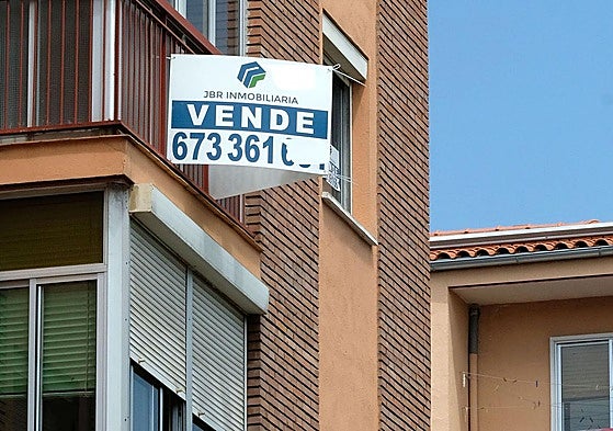 Imagen de archivo de un cartel que anuncia la venta de un piso en Valladolid.