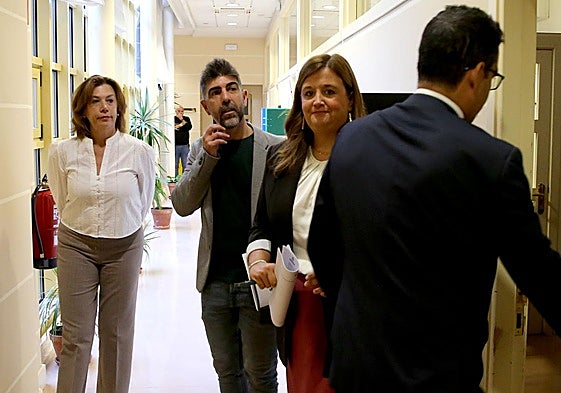 Esther Núñez (Vox), Guillermo San Juan (Segovia en Marcha) y Clara Martín (PSOE) se cruzan con el portavoz del gobierno municipal, José Luis Horcajo, en los pasillos del Ayuntamiento.