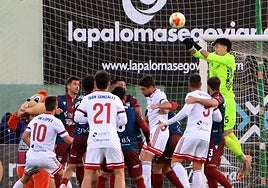 Postigo despeja de puños en una acción del partido ante el Langreo.