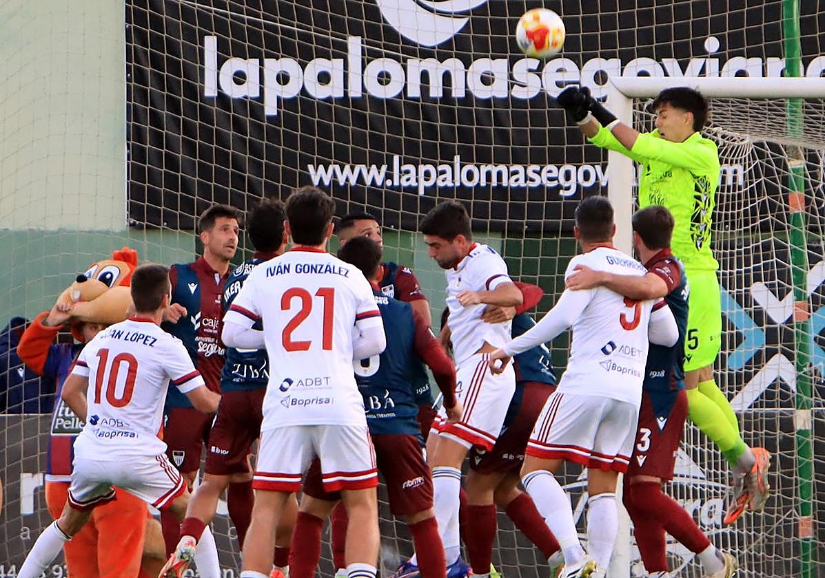 Postigo despeja de puños en una acción del partido ante el Langreo.