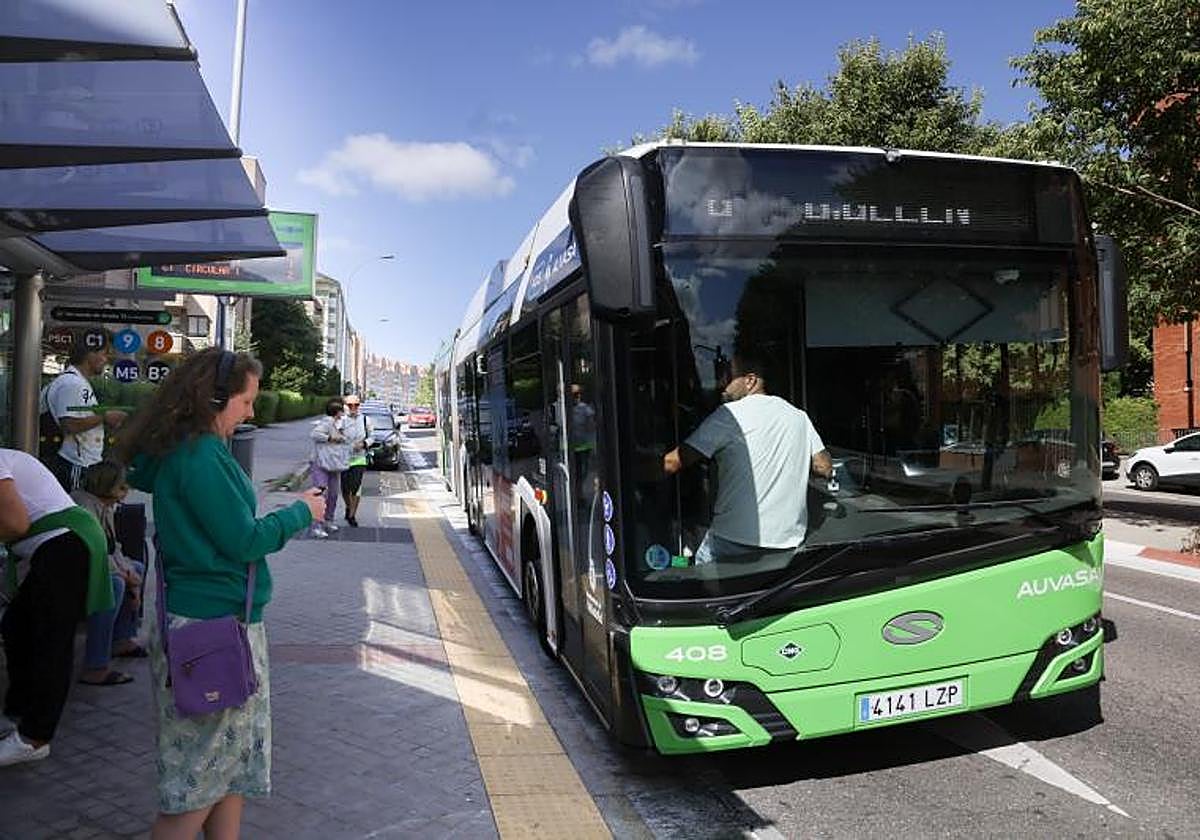Parada de Auvasa en la calle Hernando de Acuña de Parquesol.