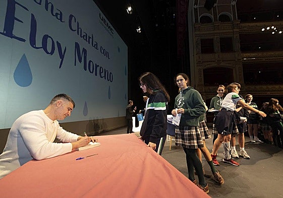 Eloy Moreno durante la firma de libros.