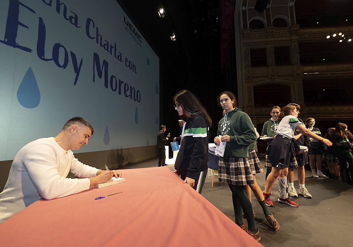 Eloy Moreno durante la firma de libros.