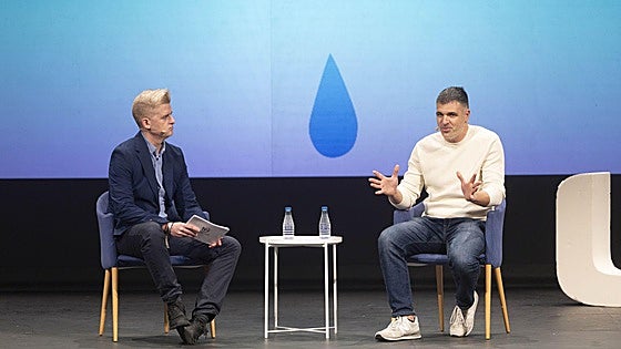 El docente Nacho Gago y el escritor, Eloy Moreno, en un momento de la charla que protagonizaron en el Teatro Calderón de Valladolid.