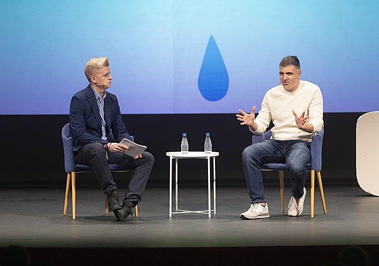 El docente Nacho Gago y el escritor, Eloy Moreno, en un momento de la charla que protagonizaron en el Teatro Calderón de Valladolid.