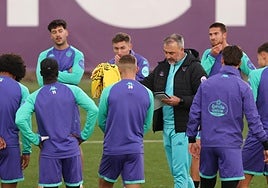 Darwin Quintana se dirige a los jugadores durante la sesión de este martes en los Anexos