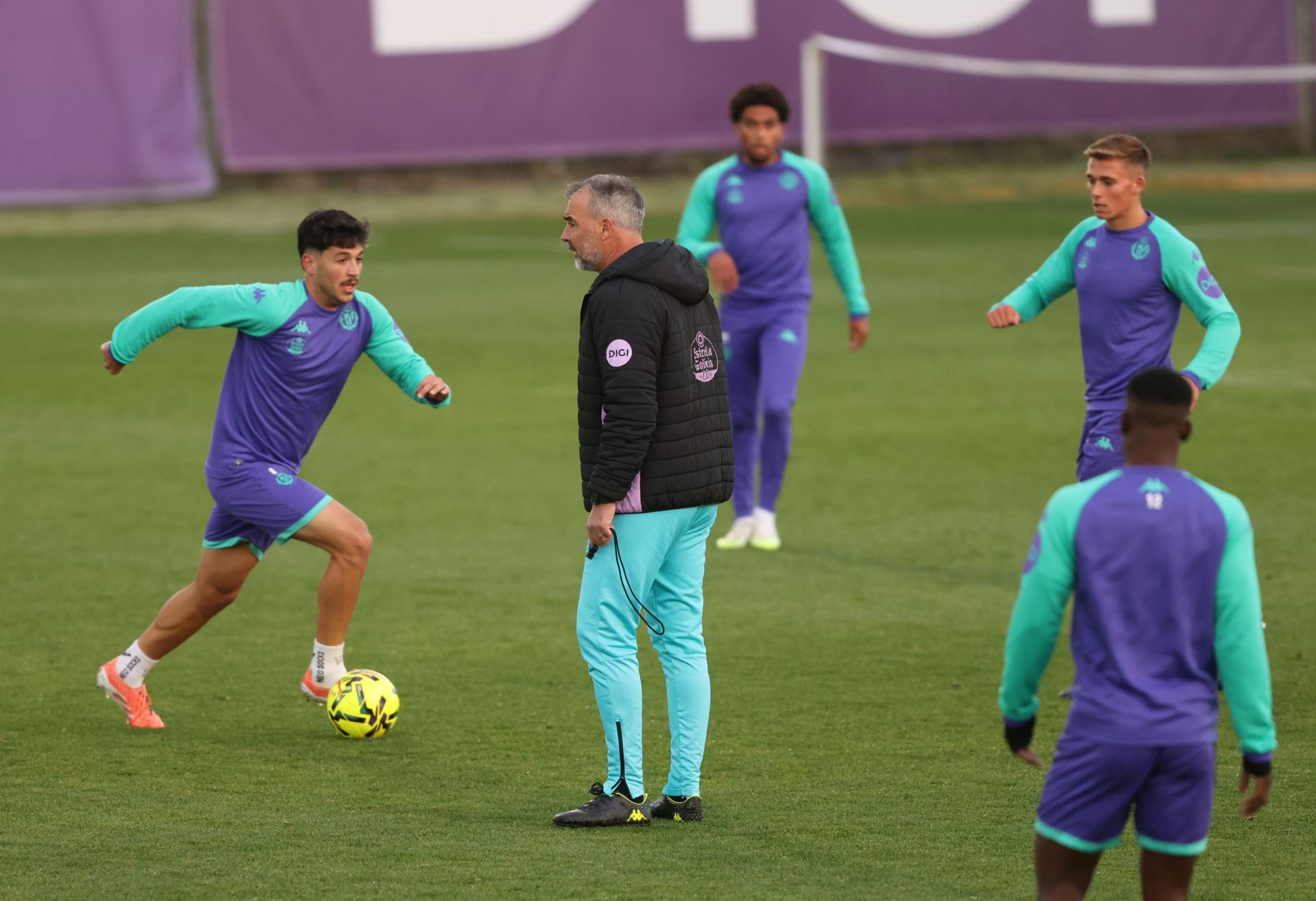 Las imágenes del entrenamiento del Real Valladolid con la ausencia de Almada