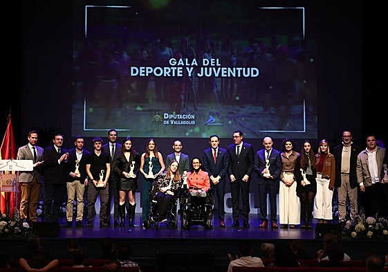 Foto de familia de premiados y representantes institucionales.