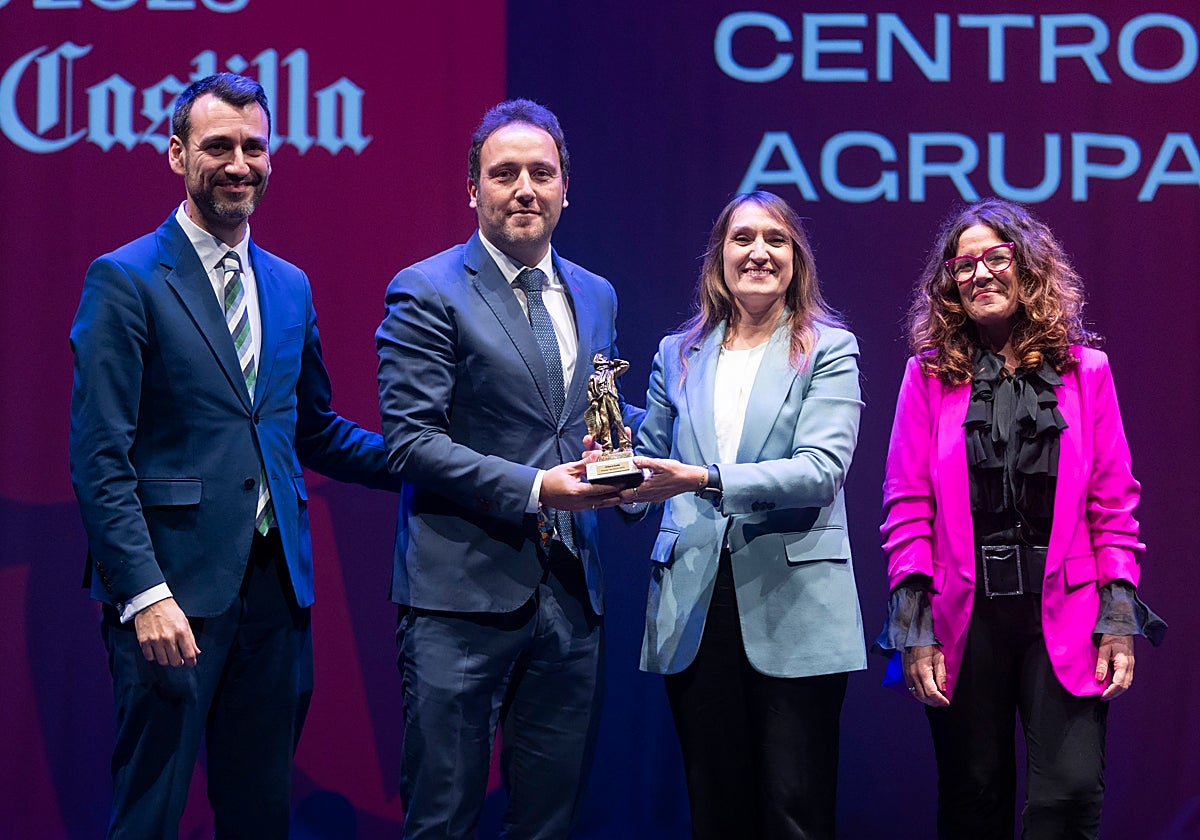 David Esteban, vicepresidente segundo de la Diputación de Valladolid y María José Gutiérrez, dircom Centro de Telefónica, entregaron el premio a Rafael San José, director del Centro Rural Agrupado Campos de Castilla y Rocío Lucas, consejera de Educación.