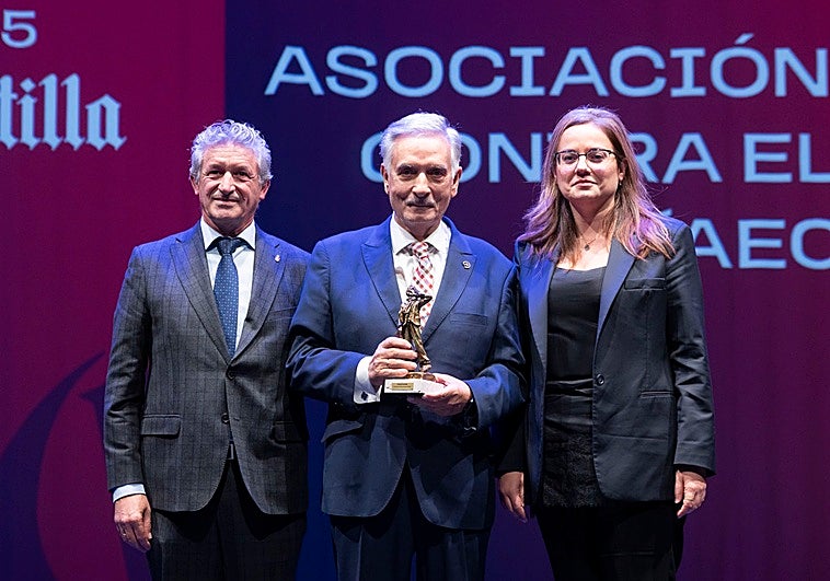 Sarbelio Fernández, alcalde de Arroyo de la Encomienda, y Belén Gallegos, directora gerente del Hospital Recoletas Salud Campo Grande, y Artemio Domínguez, presidente de la AECC.